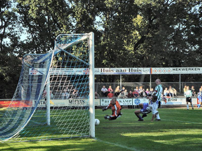 Andre de Boer maakt hier de 2-1 (Foto Helmich Lubberts)